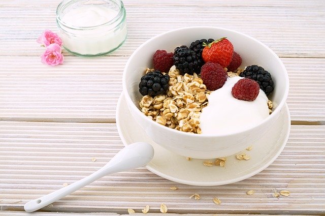 Granola s čerstvým ovocem
