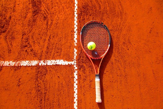 Tenis mě hodně baví.